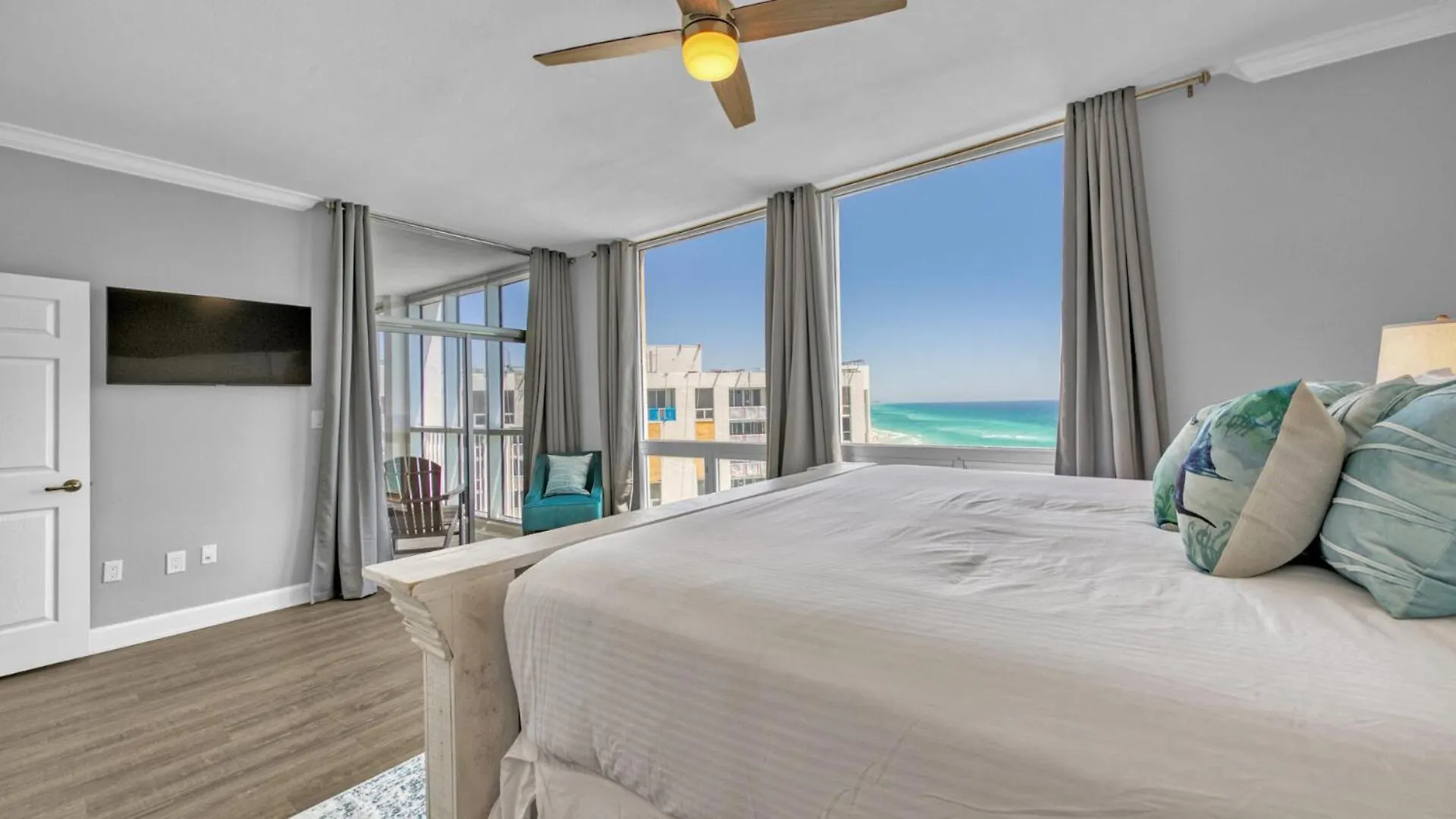 Completely Renovated Luxury 3 Bedroom Beach Front Condo In Destin! 0*, Destin