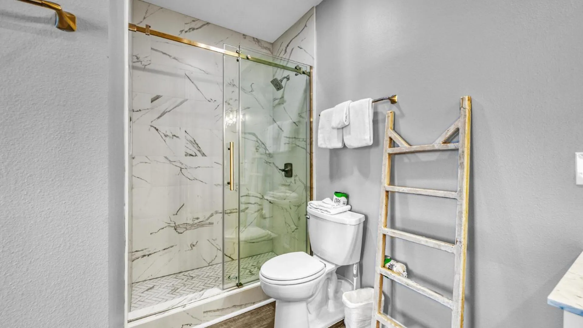 Completely Renovated Luxury 3 Bedroom Beach Front Condo In Destin! 0*, Destin United States