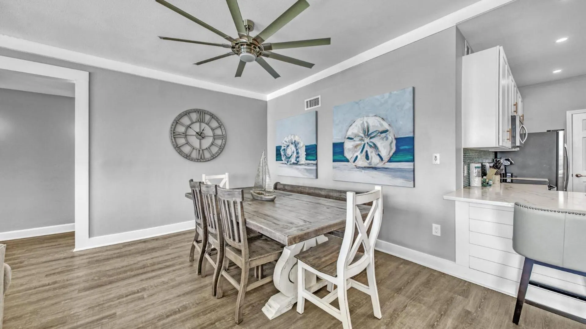 Completely Renovated Luxury 3 Bedroom Beach Front Condo In Destin! Holiday home Destin