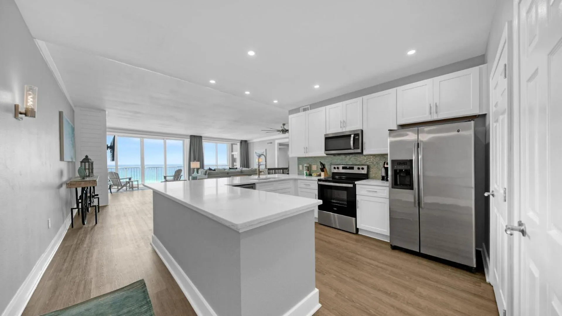 Completely Renovated Luxury 3 Bedroom Beach Front Condo In Destin! Holiday home Destin